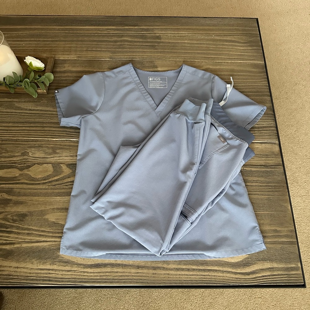 FIG’s Limited Edition Vapor Blue Scrub Set